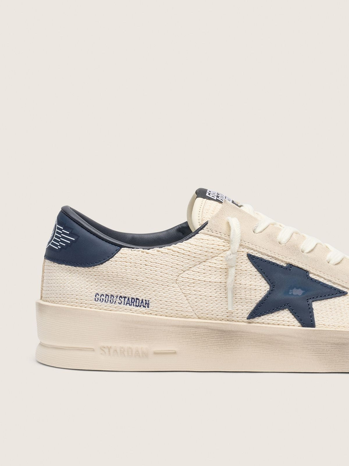 Golden Goose Stardan de suede bege e estrela azul